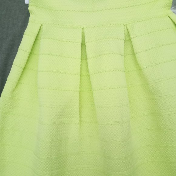seventh ave NY&CO chartreuse flare skirt. Nice heavy scalloped fabric size M - Picture 2 of 7